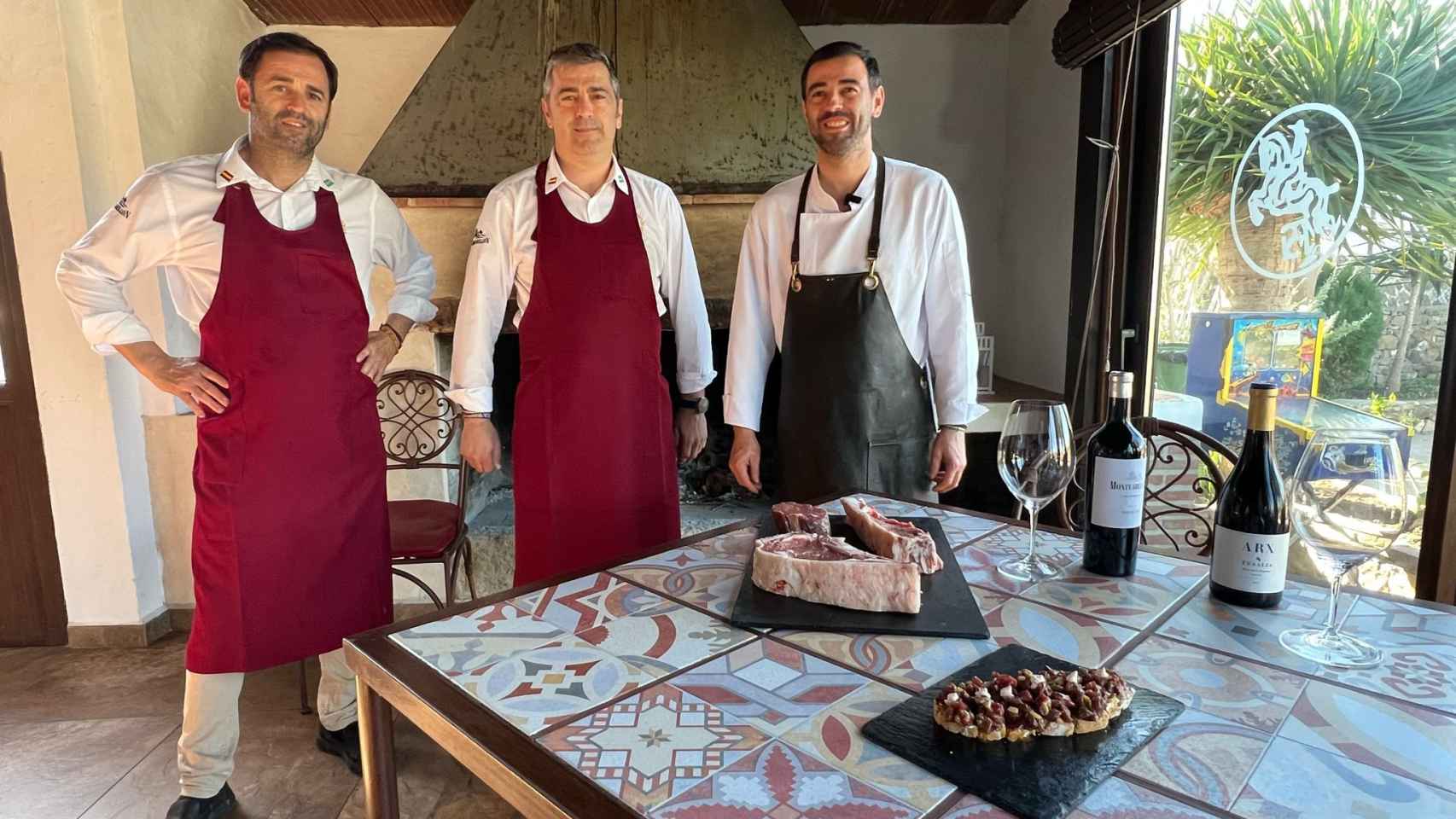 Paquito, Juan Carlos y Antonio Santos, en el restaurante 'El Rancho' de Tarifa.