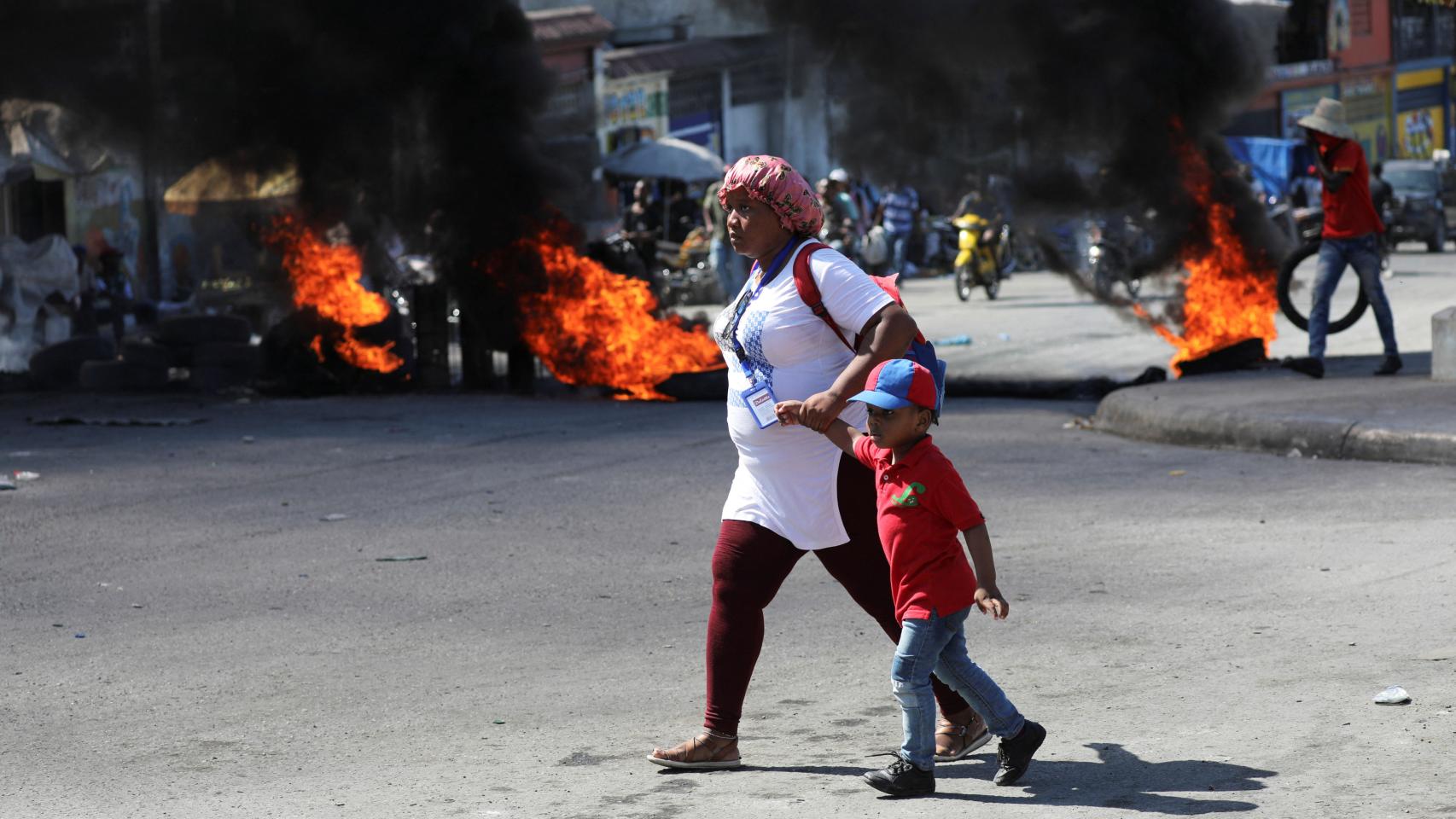 Una madre camina con su hijo entre las barricadas, el 18 de enero en Puerto Príncipe.