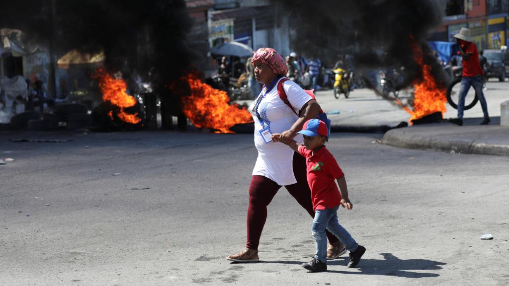 Una madre camina con su hijo entre las barricadas, el 18 de enero en Puerto Príncipe.