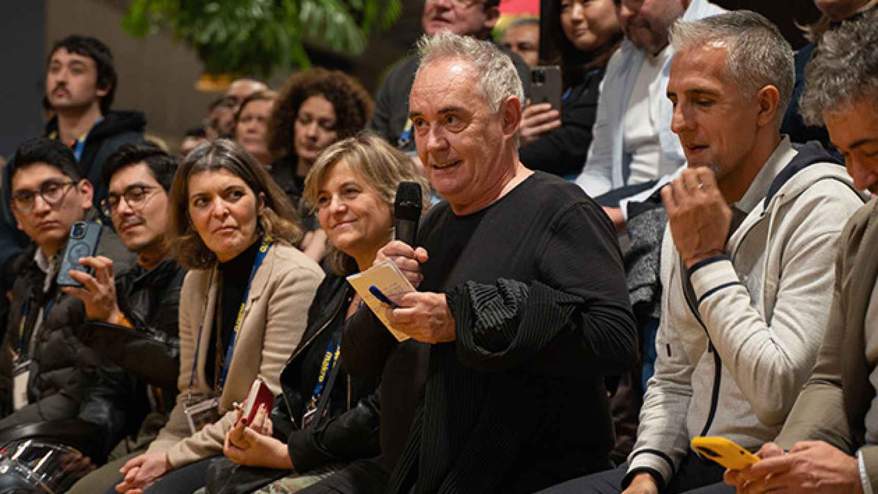 Ferran Adrià entre el público asistente a la mesa redonda.