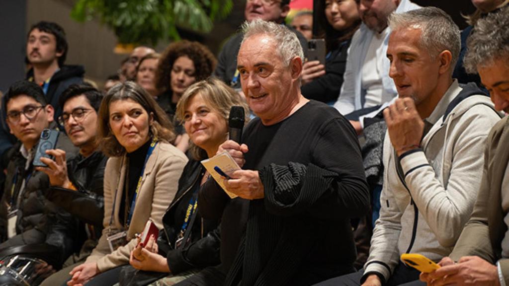 Ferran Adrià entre el público asistente a la mesa redonda.