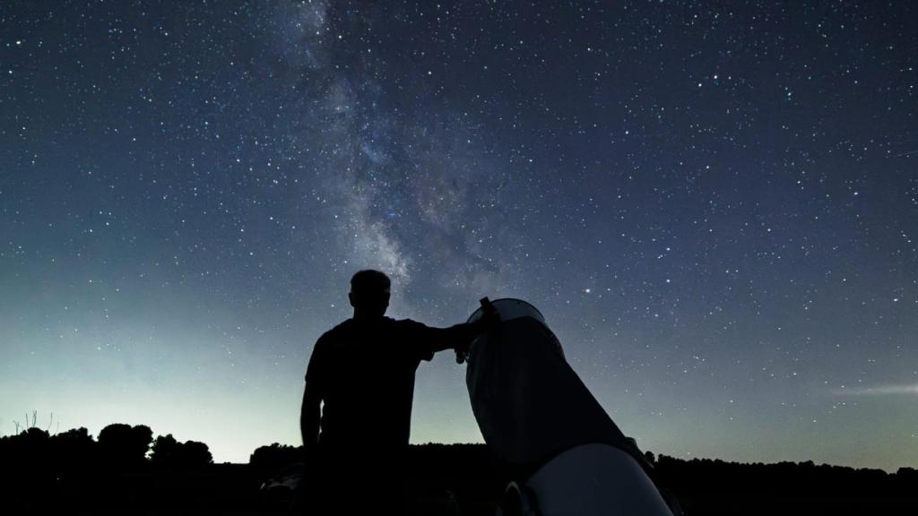 El astrofotógrafo Mario Martínez y la Vía Láctea.