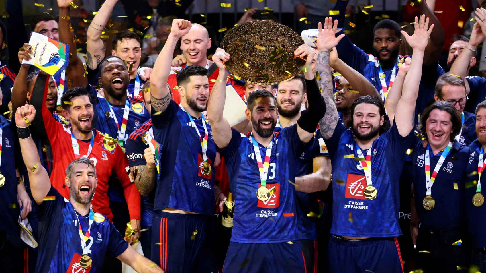 Los jugadores de Francia alzan el título de campeones de Europa