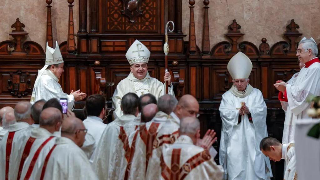 El nuevo arzobispo de Valencia, Enrique Benavent (centro), con su predecesor, el cardenal Antonio Cañizares.