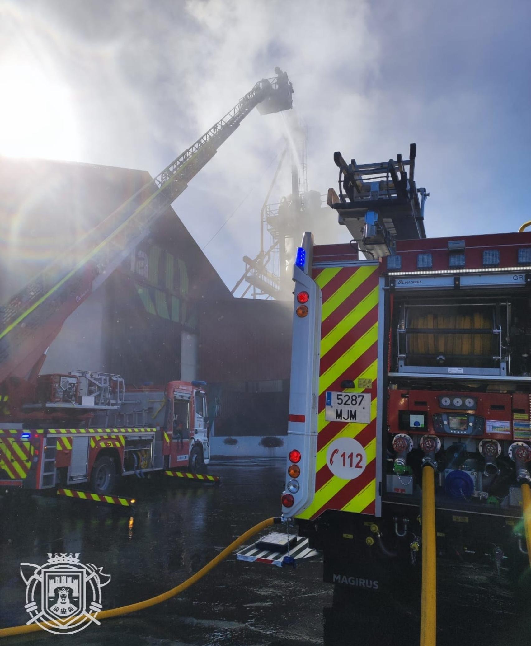 Los bomberos trabajan en el incendio de una empresa en Burgos