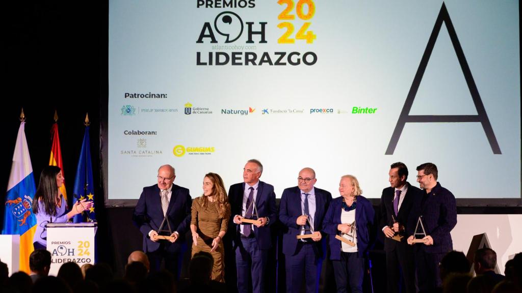 Fotografía de grupo de los premiados por Atlántico Hoy.