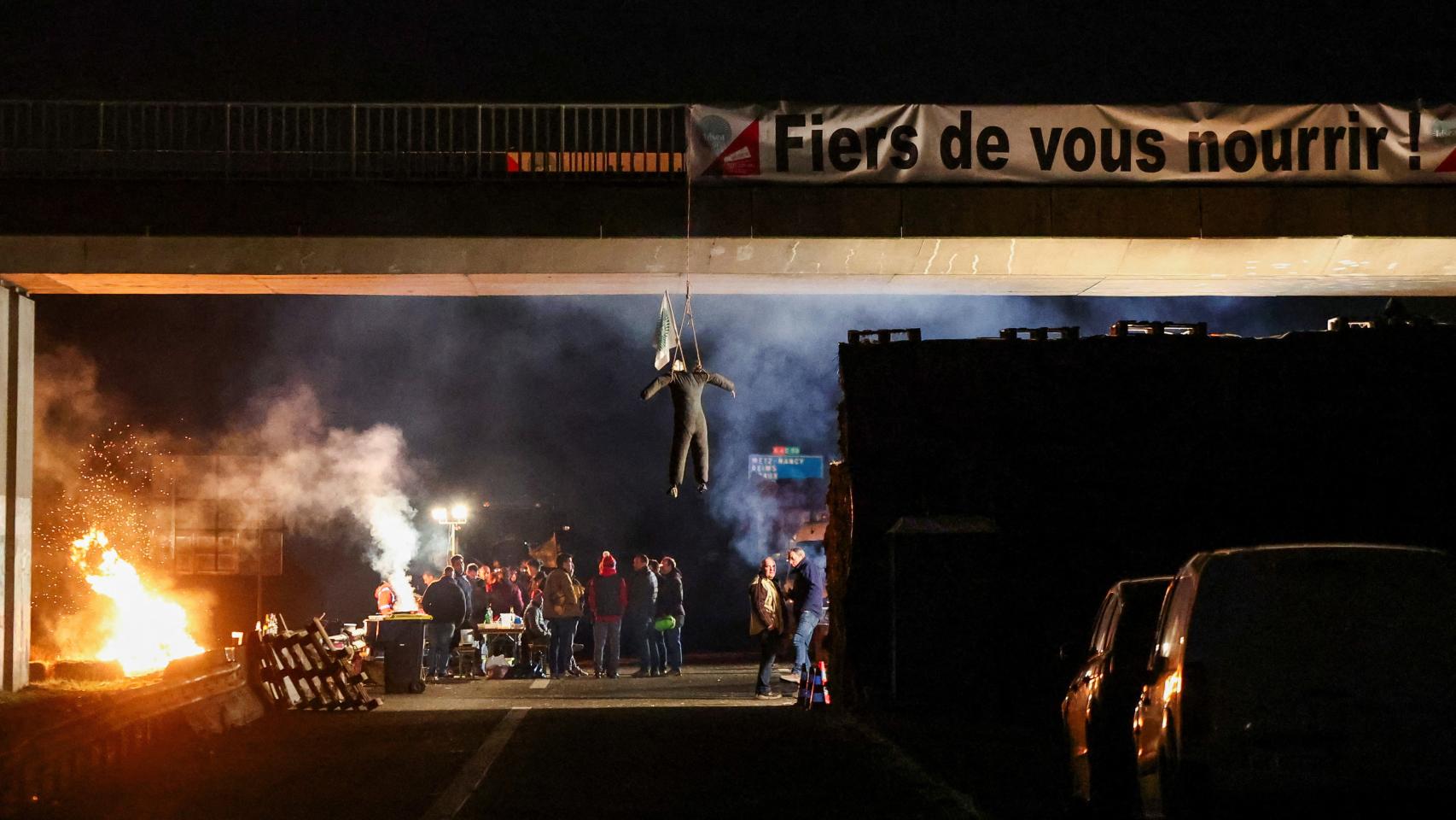 Agricultores protestan por la noche en la A6 que lleva a París.