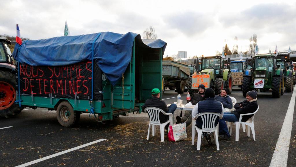 Los agricultores bloquean la autopista con sus tractores.
