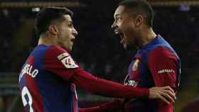 Vitor Roque y Joao Cancelo celebran un gol del Barcelona.