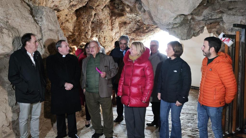 El consejero de Cultura visita la obras de restauración de la ermita de San Saturio