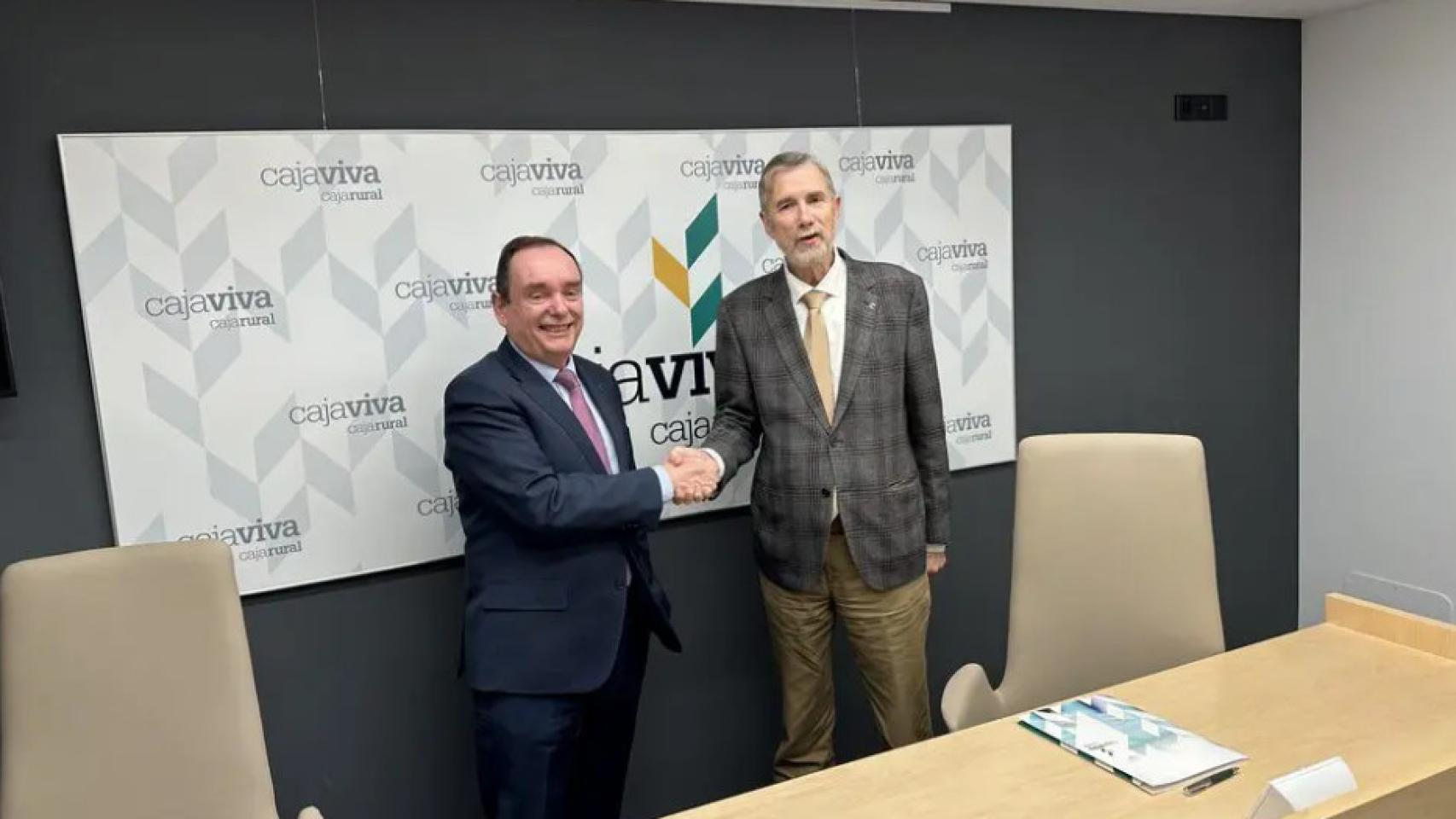 Ramón Sobremonte, director general de Cajaviva Caja Rural y Manuel Pérez Mateos, rector de la Universidad de Burgos, firmando el acuerdo de colaboración