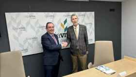 Ramón Sobremonte, director general de Cajaviva Caja Rural y Manuel Pérez Mateos, rector de la Universidad de Burgos, firmando el acuerdo de colaboración
