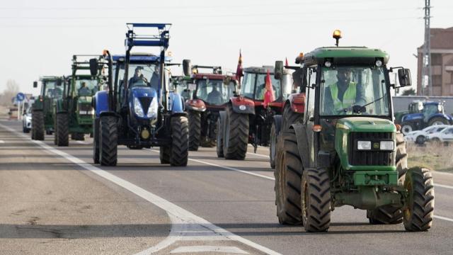 Varias decenas de tractores taponan la carretera N120 a la altura de Villadangos del Páramo