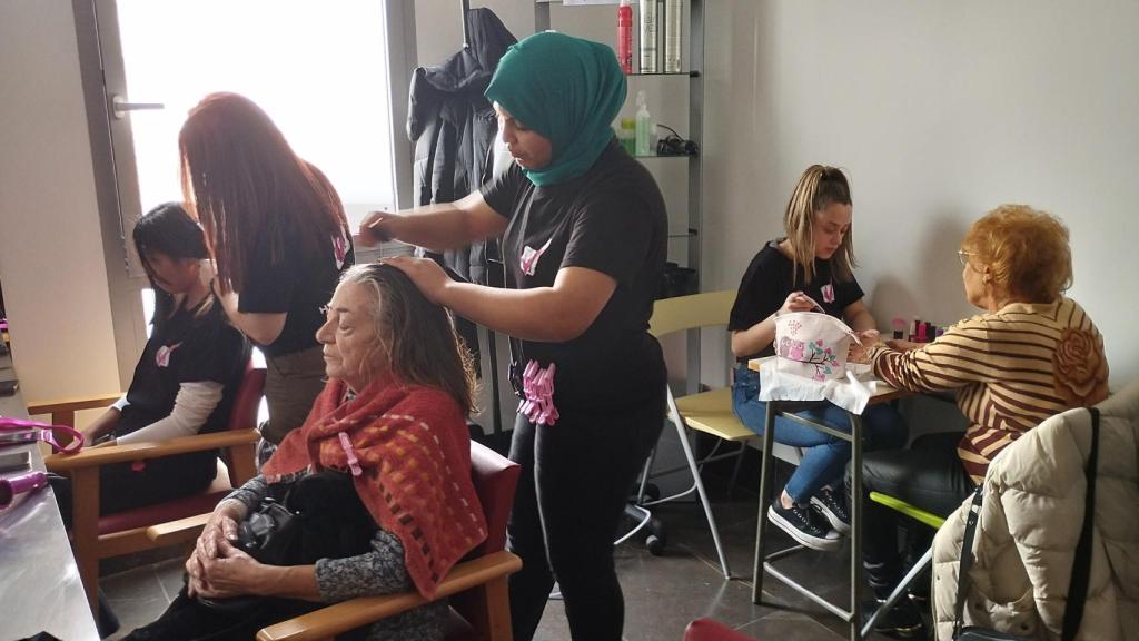 Servicio de peluquería y manicura gratuitos para mayores