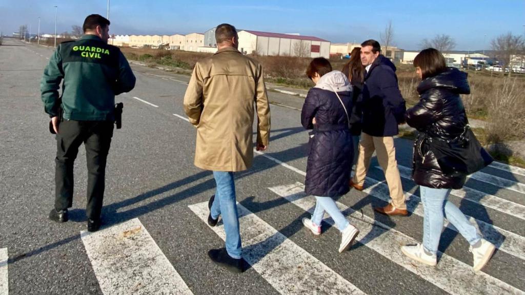 Visita a los terrenos en los que estaría ubicado el cuartel de la Guardia Civil