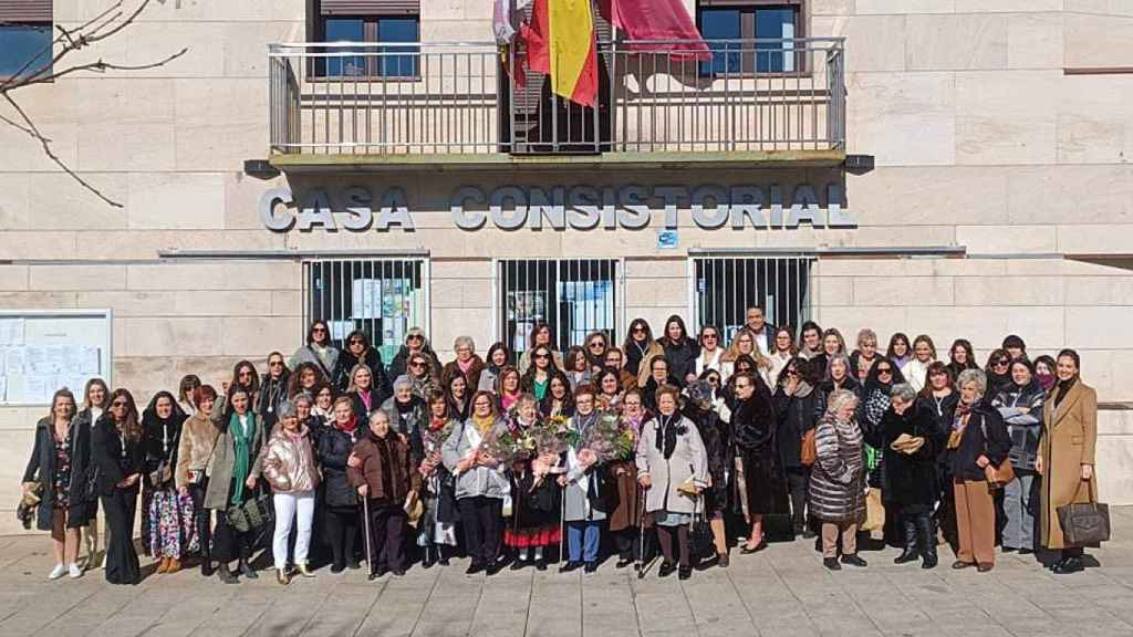Mujeres que forman parte de la Asociación Santa Águeda en Renedo de Esgueva