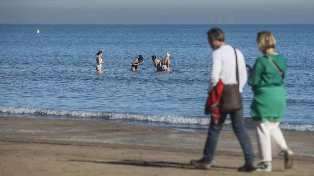Bañistas y personas vestidas de largo en la Malvarrosa a 25 de enero de 2024