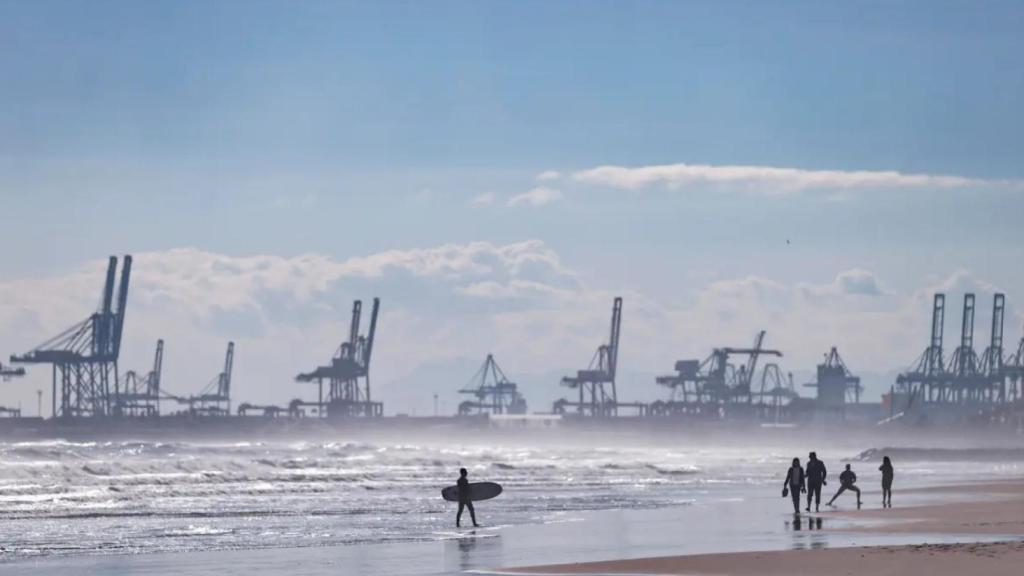 Un surfista en la playa de la Malvarrosa a 21 de enero.