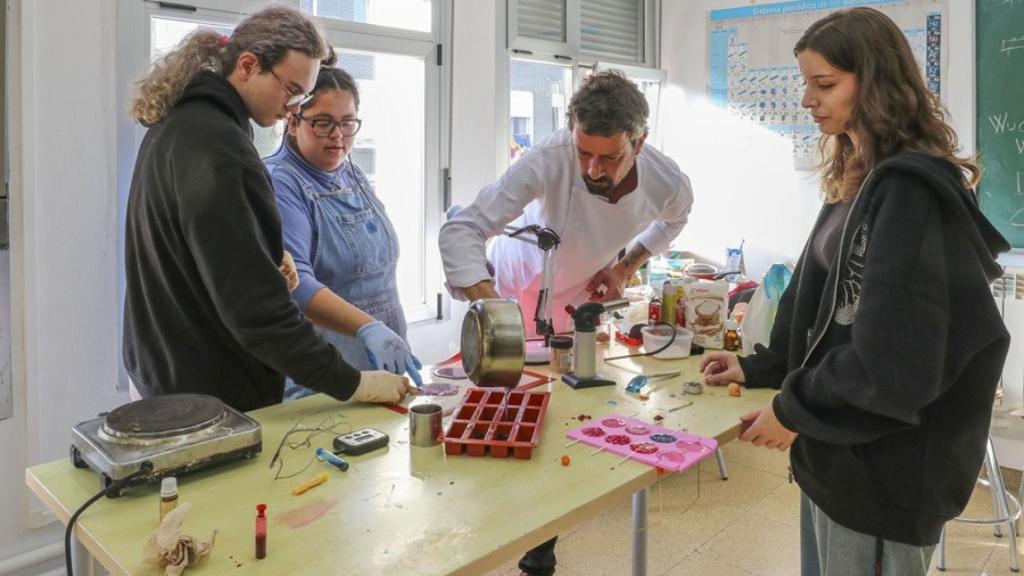 El cocinero David Sorroche (2d) con los alumnos de la Escuela de Arte Roberto Orallo, en Cantabria.