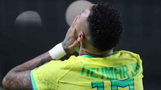 Neymar se lamenta durante un partido con Brasil
