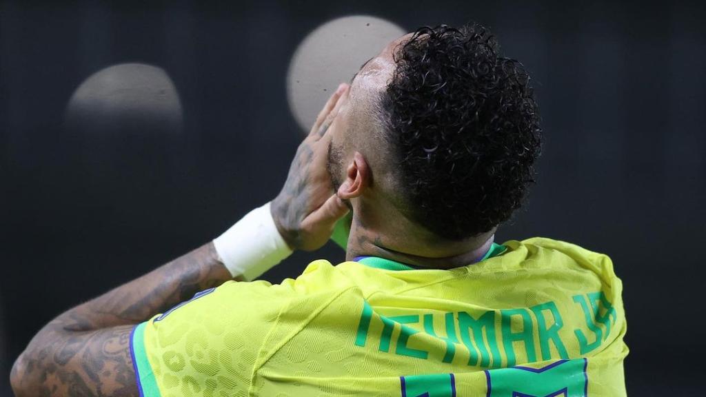 Neymar se lamenta durante un partido con Brasil