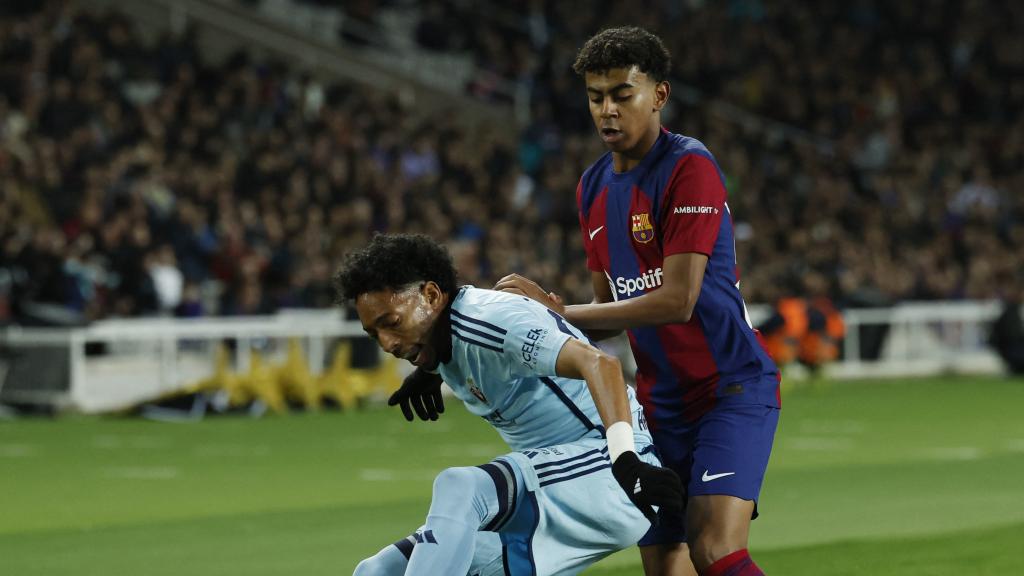 Yamal y Mojica pelean por un balón.