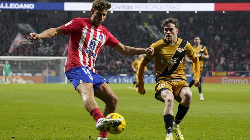 Marcos Llorente juega el balón ante el Rayo