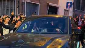 Bellingham sale en coche del barrio de Vallecas ante la multitud tras grabar un anuncio.