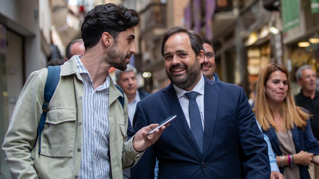 Paco Núñez responde a las preguntas de uno de los periodistas de EL ESPAÑOL - EL DIGITAL CLM en Toledo.