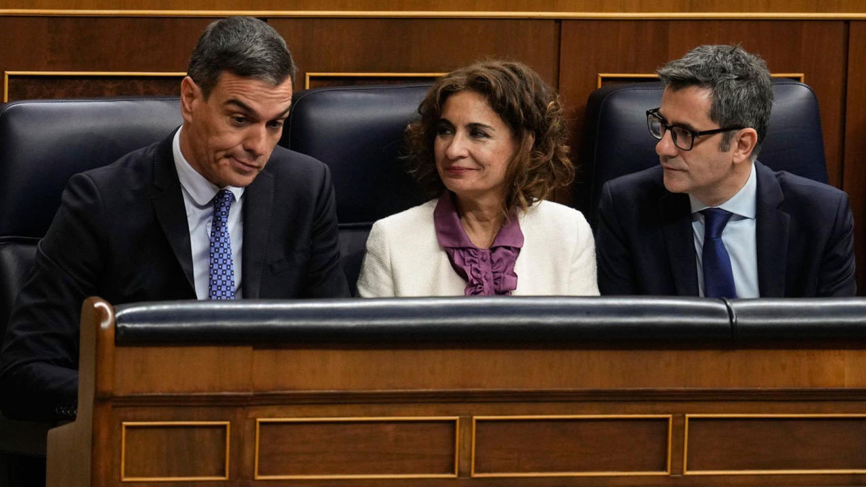 El presidente del Gobierno, Pedro Sánchez (i), y los ministros María Jesús Montero (c) y Félix Bolaños (d), momentos después de fracasar la proposición de ley de amnistía en el Congreso de los Diputados, el martes.