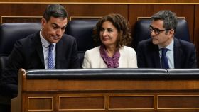El presidente del Gobierno, Pedro Sánchez (i), y los ministros María Jesús Montero (c) y Félix Bolaños (d), momentos después de fracasar la proposición de ley de amnistía en el Congreso de los Diputados, el martes.
