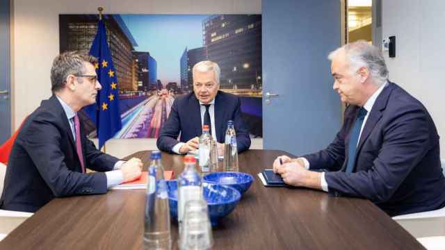 Bolaños, Reynders y González Pons, este miércoles en la sede de la Comisión Europea en Bruselas.