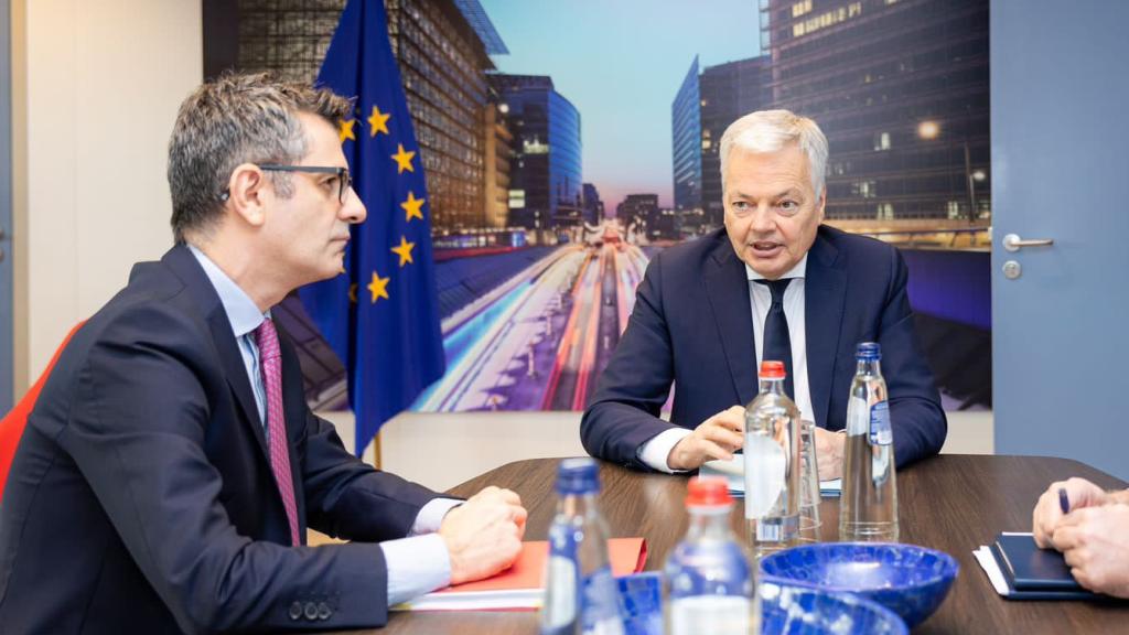 Bolaños, Reynders y González Pons, este miércoles en la sede de la Comisión Europea en Bruselas.