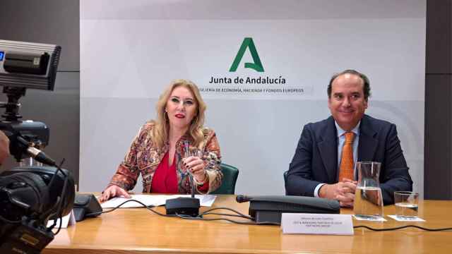 La consejera de Economía y Hacienda de Andalucía, Carolina España, y el CEO de AXON Partners Group, en rueda de prensa.