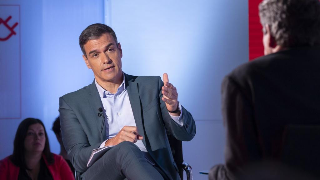 El presidente del Gobierno, Pedro Sánchez, dialoga con el ministro José Luis Escrivá