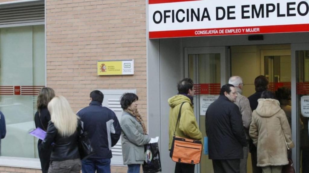 Personas entrando a una oficina del SEPE