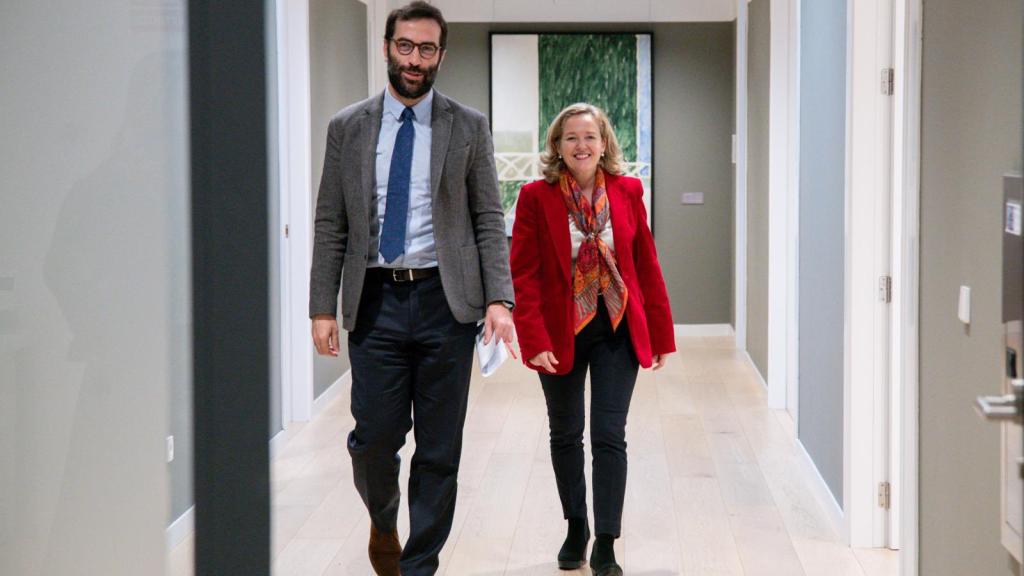 Carlos Cuerpo, ministro de Economía, y Nadia Calviño, presidenta del BEI.