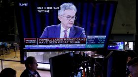 Una pantalla de la Bolsa de Nueva York muestra una rueda de prensa del presidente de la Fed, Jerome Powell.