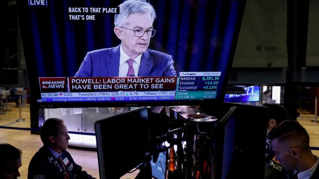 Una pantalla de la Bolsa de Nueva York muestra una rueda de prensa del presidente de la Fed, Jerome Powell.