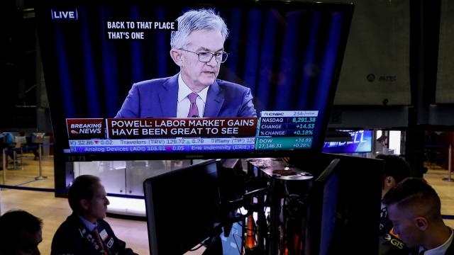 Una pantalla de la Bolsa de Nueva York muestra una rueda de prensa del presidente de la Fed, Jerome Powell.
