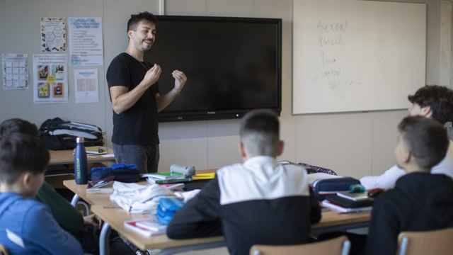 Un profesor dando clase en un centro de la Comunidad de Madrid.