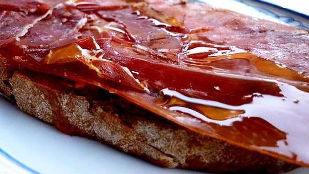 El bar de Leganés famoso por sus baratas tostas XXL.