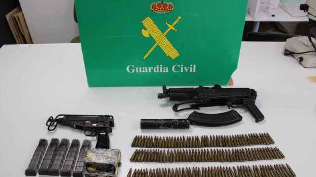 La Guardia Civil encuentra dos armas de guerra.