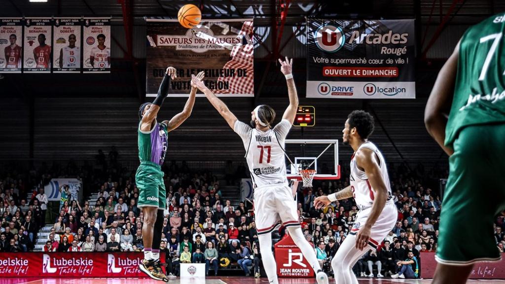 Kendrick Perry lanza un tiro en el partido contra Cholet.