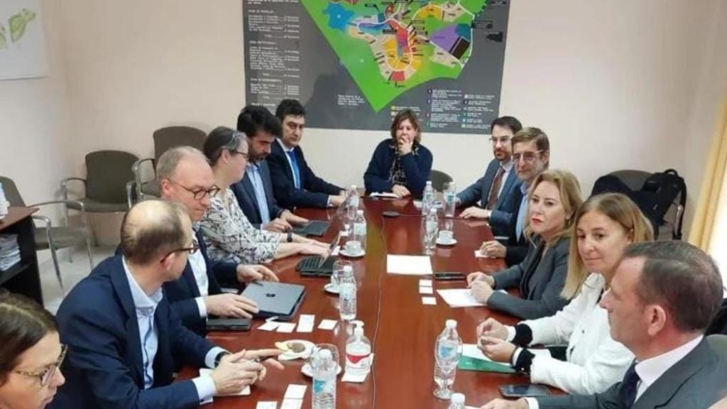 Imagen de una de las reuniones celebradas para traer el Imec, con la presencia de la consejera de Economía, Carolina España.