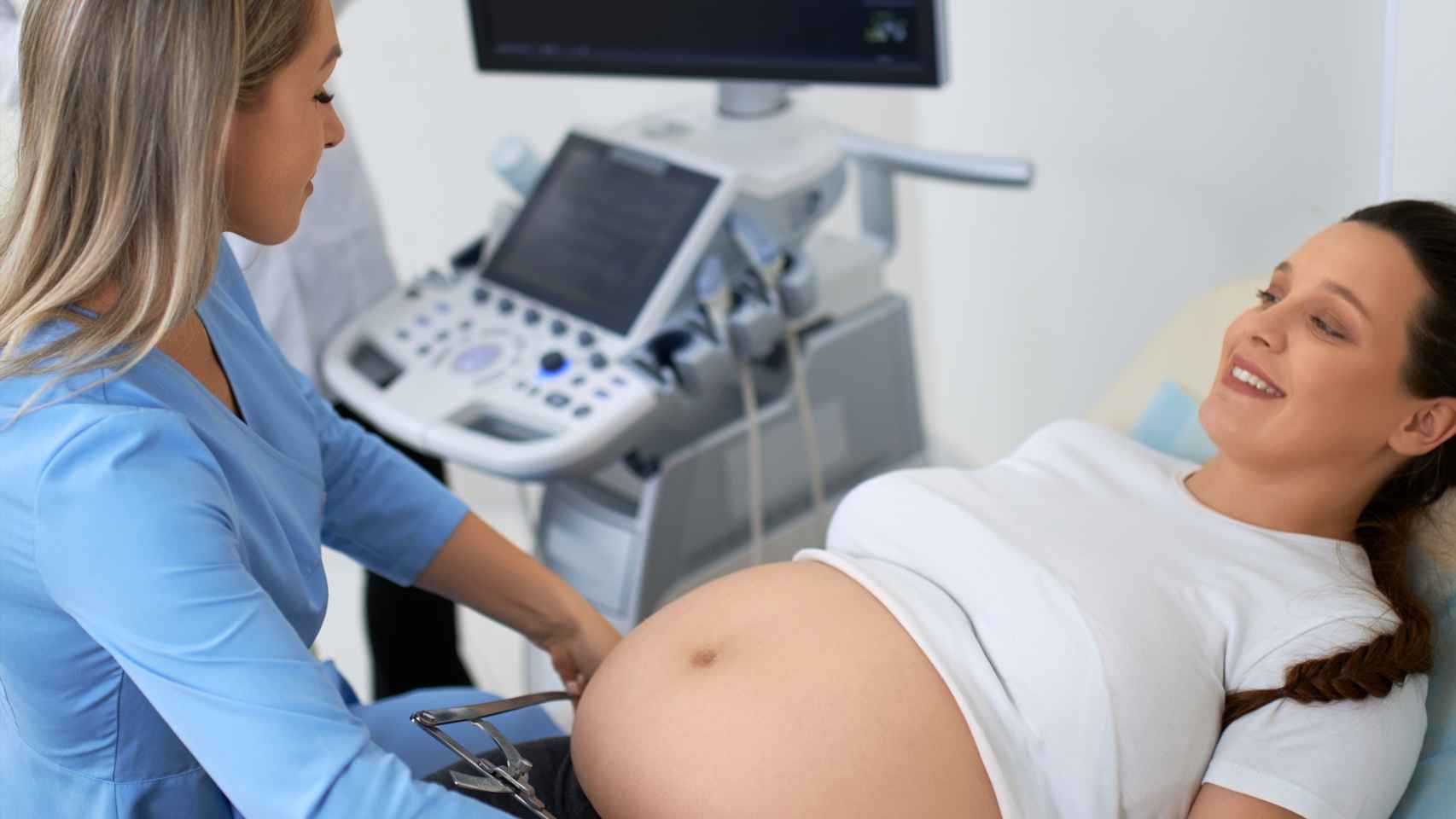 Una mujer embarazada en la consulta ginecológica.