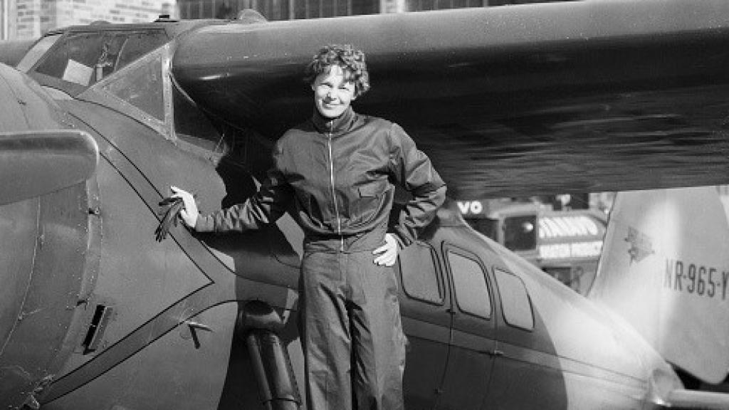 La piloto posa con su avión.