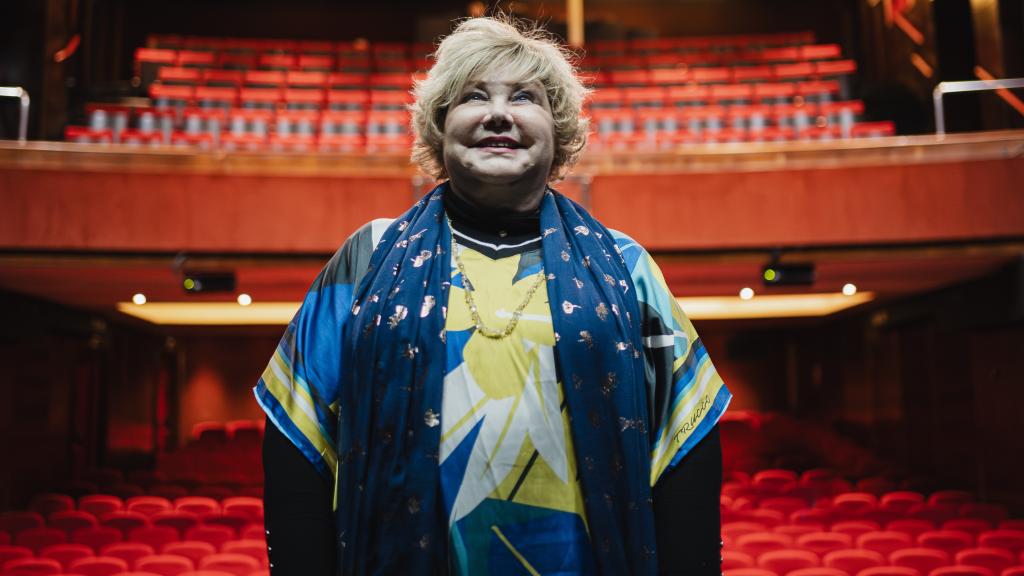 La cantante posa en el teatro antes de la función.