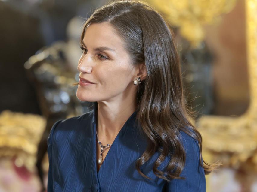Letizia ha elegido el collar y los pendientes que recibió como regalo de pedida.