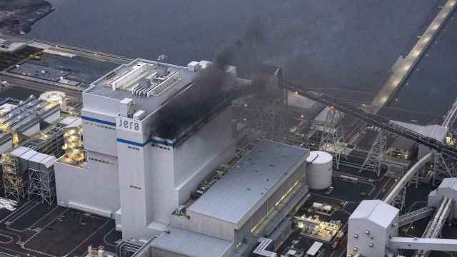 Sale humo de la central térmica de Taketoyo en Taketoyo.
